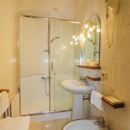 Moderno Hotel 3*